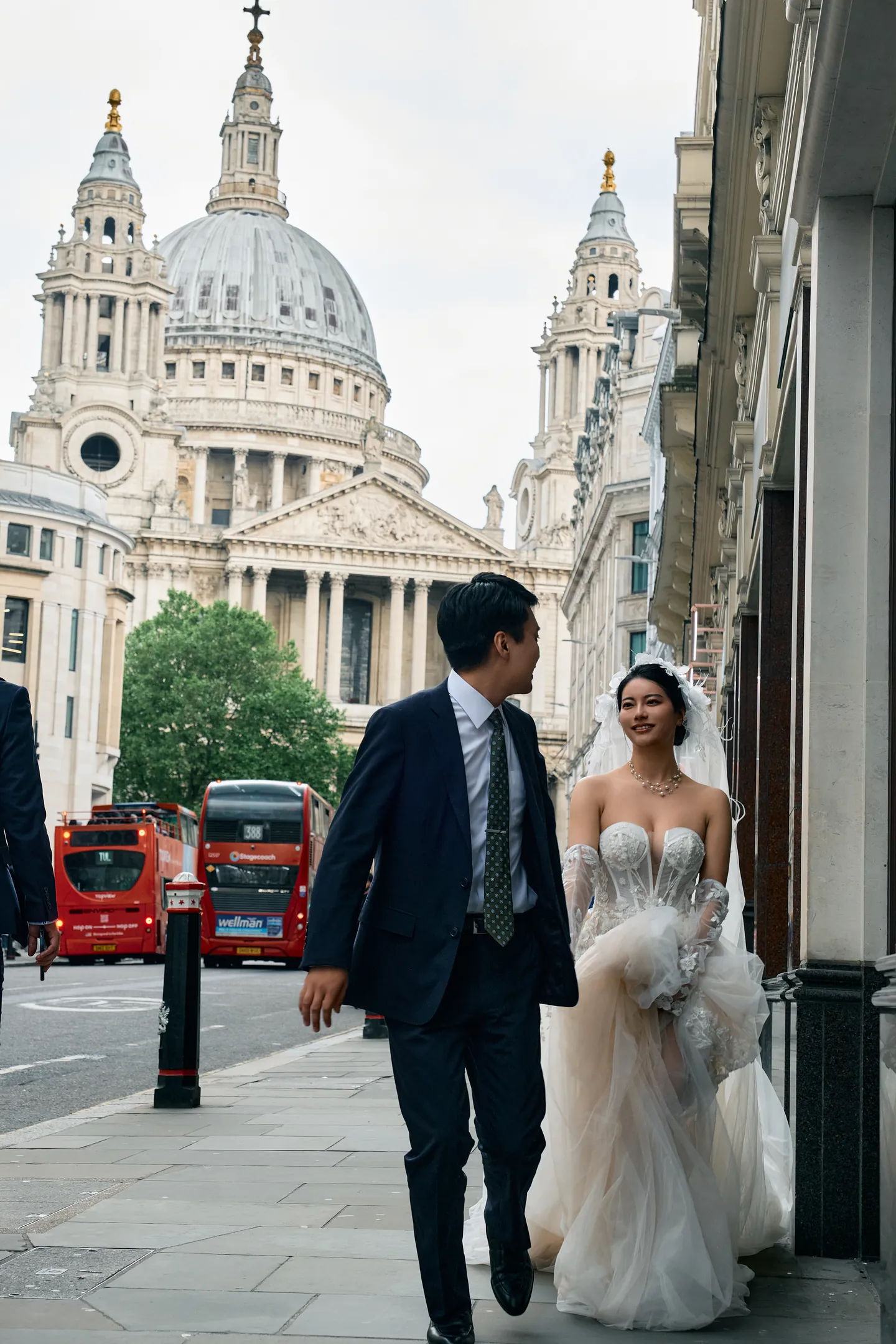 Two looks, one London story., frame 12
